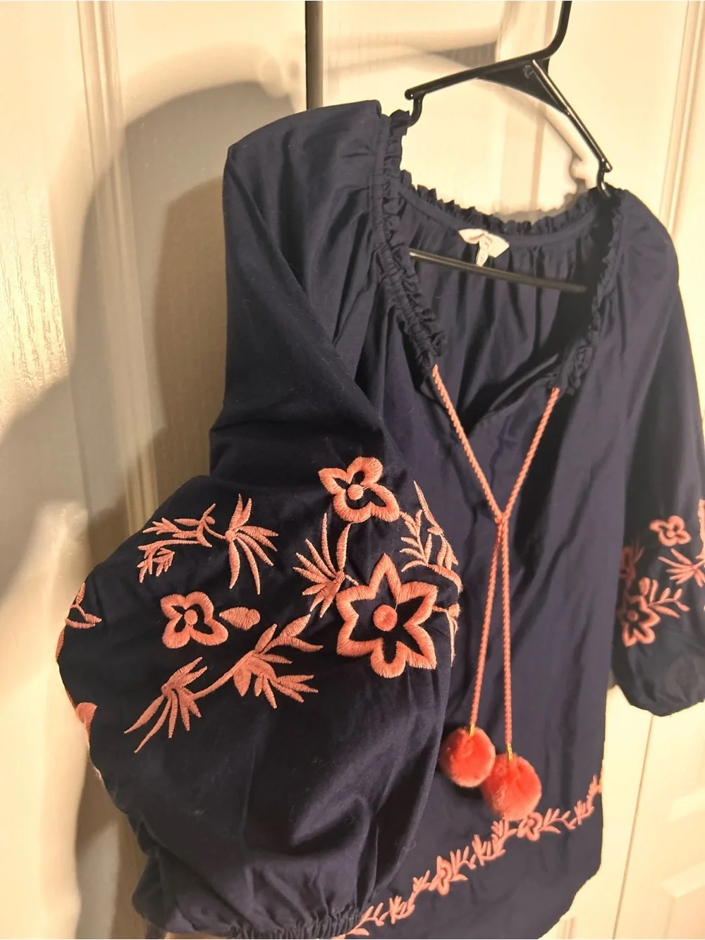 Crown & Ivy Women’s Small Navy Embroidered Peasant Top Pink Floral Print NWT